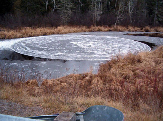 俄罗斯贝加尔湖面出现圆形冰盘(组图)