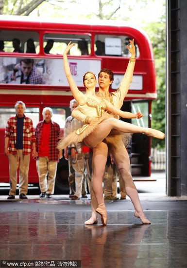 组图：英国舞蹈演员车上跳芭蕾预热大型舞蹈周