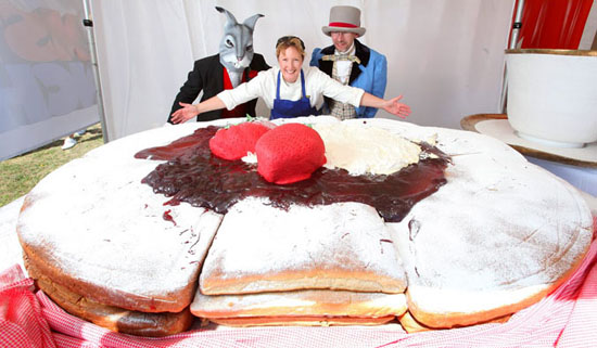 英国面包师制作直径近2米世界最大奶油茶饼(图