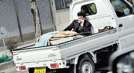 一名德国留学生搭乘当地汽车撤离仙台 本版摄/本报特派日本记者 吴海浪