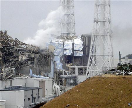 图片可见福岛第一核电站第三反应堆部分炸毁，现场升起白烟 