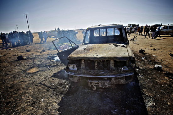 在艾季达比耶，反对派的车辆被炸毁后冒出浓烟。新华社记者 才扬 摄