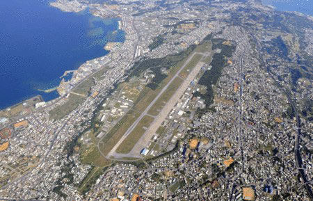 图为位于冲绳县宜野湾市的美军普天间机场。日美两国政府将正式放弃2014年年底前完成该机场搬迁工作的目标。（共同社）
