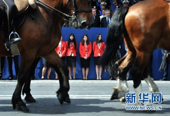 6月2日,意大利仪仗队在国庆节阅兵活动上行进.新华社记者王庆钦摄