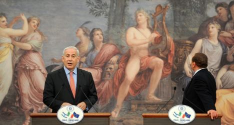 ��¬˹���ᣨ�ң�����ɫ�������������Ǻ����󣩻��棬������ĹŻ�˵��Ц��
