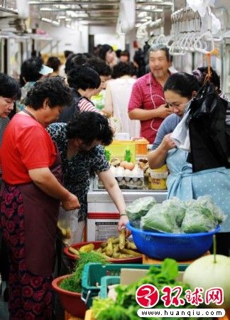 韩国商家出新招 将菜市场搬进地铁车厢方便群