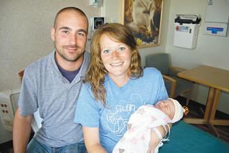 芝加哥妇女安柏．米勒9日成功跑完全程马拉松几个小时后，在医院产下女婴。图为米勒夫妇抱着新生的女婴召开记者会。