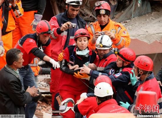 在地震发生48小时后，一名2周大的女婴及其母亲和祖母三人先后从废墟中被成功救出，创造了一个奇迹。