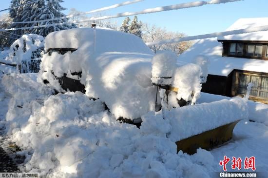 美国东部地区29日开始遭遇的多年罕见的早到的大雪。30日，暴雪已经造成五个州的超过400万户居民家中断电。此外还有5人死亡。图为10月30日，在纽约的一个街道上，一台扫雪机被大雪覆盖。