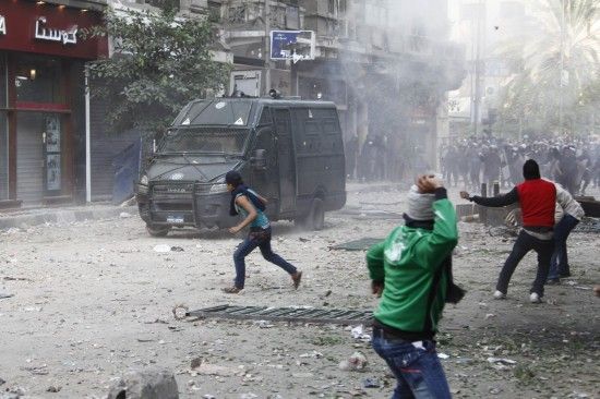 11月20日，示威者在开罗向军警投掷石块。新华社发 （纳赛尔-努里 摄）