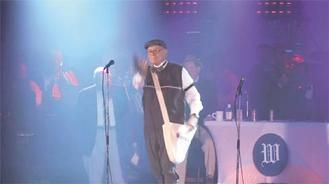 巴菲特秀场上扮成报童，向观众扔抛报纸展功力