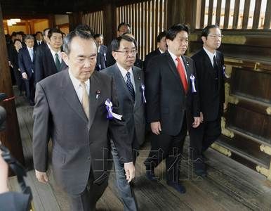 4月20日早晨，由日本跨党派议员组成的“大家一起参拜靖国神社国会议员会”成员参拜了位于东京九段北的靖国神社。（共同社）