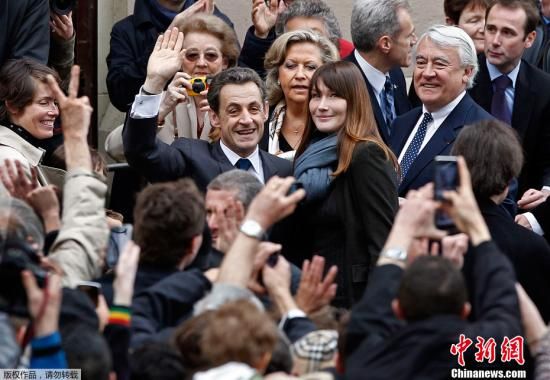 ����ͼ������ʱ��2012��5��6�գ��������裬����������ͳ����������ͶƱվ���μ���ͳ��ѡ�ڶ���ͶƱ�����˲�������档