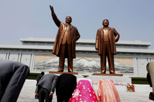朝鲜的新婚夫妇会前往瞻仰金日成父子铜像，这是结婚的一大喜庆活动。