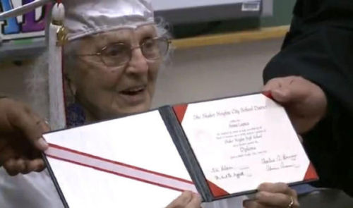 美国97岁老妇时隔80年获高中毕业证(图)|高中