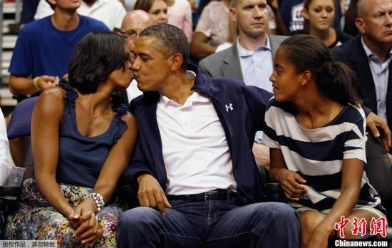奥巴马观看篮球赛时亲吻妻子引全场欢呼(图)|奥