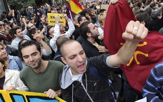西班牙议会遭围堵 示威者与警方爆发冲突(图)|