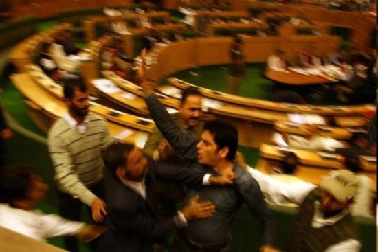 印度地方邦议会开会时突遭3名男子搅场(图)