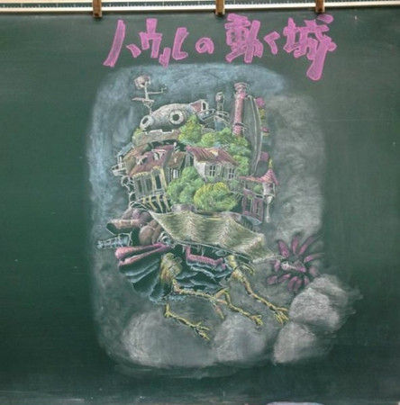 只要不同颜色的粉笔,就能彩绘出各种不同画风的画,动漫主题或是风景画