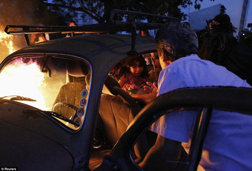 巴西反世界杯暴力一幕:女童被困燃烧车内(图)