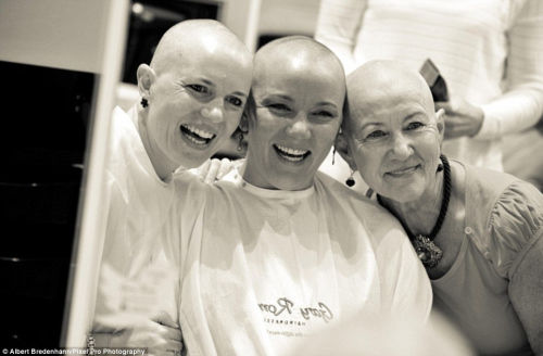 女子化疗治<em>癌头发掉</em>光 好友集体剃光头支持(图