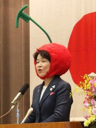 日本一县副知事头戴樱桃帽开会 被批不严肃(图