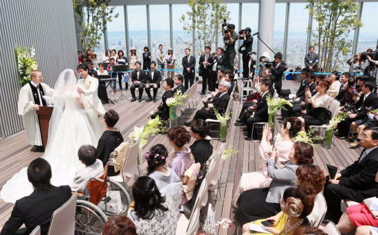 日本一对新人在277米高楼眺望台举办婚礼
