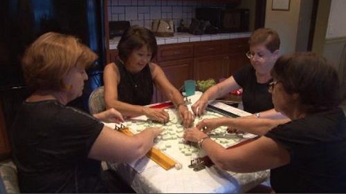 美国大妈热衷打麻将 牌龄37年称赢钱感觉好(图)