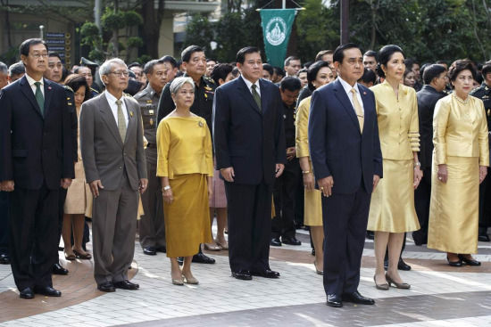 据报道,巴育并没有穿军服,而是穿西装并系上一条象征泰国王室的