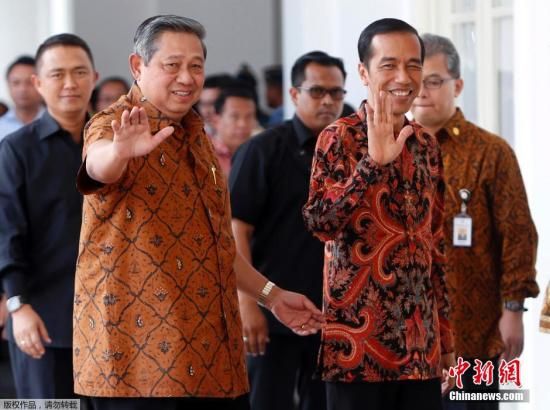 当地时间2014年10月19日，印尼雅加达，印尼当选总统佐科在雅加达参加就职典礼彩排。印度尼西亚总统苏西洛(右)带领候任总统佐科参观总统府。
