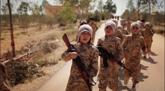 极端组织伊斯兰国（ISIS）近日公布的一段最新宣传视频再次震惊全球。该视频显示，伊斯兰国目前正在集中训练大批来自哈萨克斯坦的“娃娃兵”。（图片来源：英国《每日邮报》）