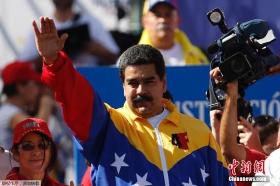 委内瑞拉民众游行抗议美国制裁 马杜罗参加(图)_新浪新闻