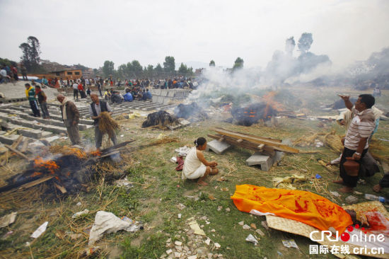 尼泊尔民众在野外焚烧地震遇难者遗体