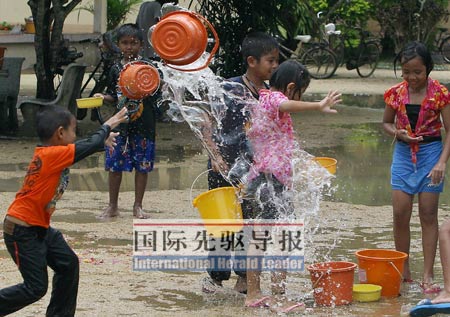 泰国危机火苗在泼水节熄灭(图)