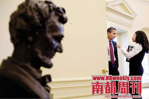 2010年3月5日，奥巴马在椭圆形办公室与总统高级顾问苏特芬交谈，旁边是亚伯拉罕·林肯的半身像。