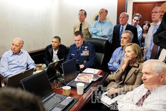 美国总统奥巴马、副总统拜登、国务卿希拉里·克林顿以及其他安全官员正在观看刺杀拉丹行动的实时视频。