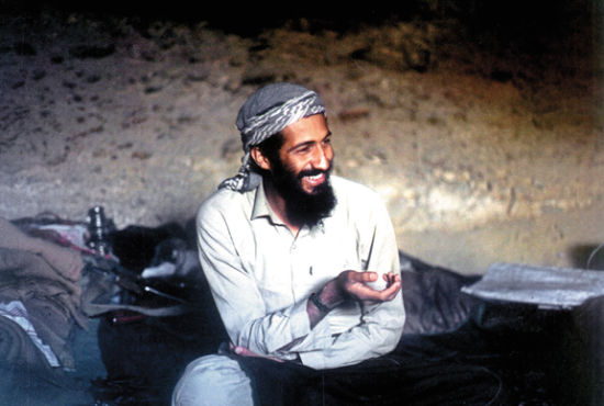 1988年，在阿富汗贾拉拉巴德一处山洞内的本·拉丹。当时他正在阿富汗参与抵抗前苏联的斗争。同年他成立了著名的“基地组织”。