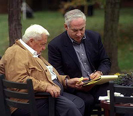 1998年时任外长的沙龙和总理内塔尼亚胡交谈