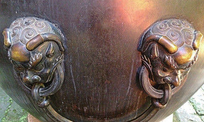 故宫铜缸上被刻出心形图案和名字