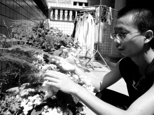 患先天性“并指”却考出高分,家里穷得付不起学费 患先天性“并指”却考出高分,家里穷得付不起学费