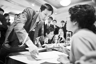 海外学子期盼:国内招聘团常态化(组图) - 东方