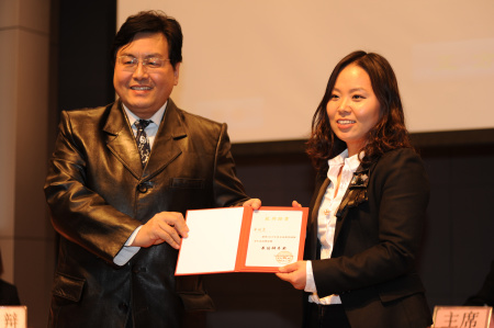 获得本场最佳辩手称号的北京语言文化大学学生申旼京