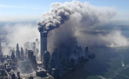 2001年9月11日，世贸中心、五角大楼遭恐怖袭击。
