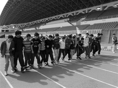 培养学生团队协作精神成大学第一课(图)