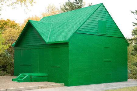 艺术家造全封闭房子 讽刺经济危机