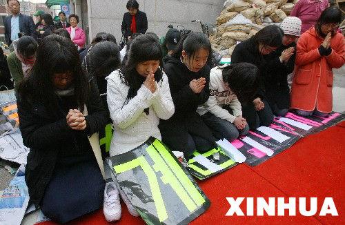 韩国高考总动员 家长烧香拜佛祈祷(图)--人民网