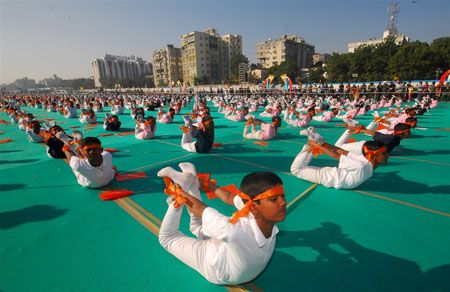 6000印度学生齐演瑜伽