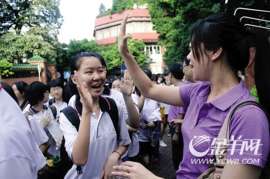 广州中考数学开考十分钟仍有考生急急来(图)