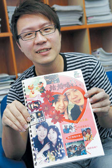 挑光棍日结束单身 华裔男子向<em>女友</em>求婚_新浪