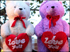 Two teddy bears with "I love you" signs